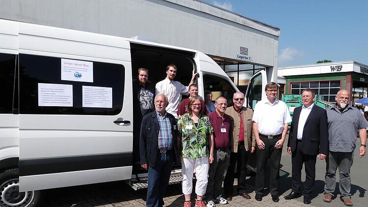 Die Freude über den neuen Bus war bei allen Beteiligten groß. Unser Bild zeigt (vorne, von links) Klaus Drescher, Doris Küfner, Jürgen Rödel, Lothar Seyfferth, Hartmut Springfeld, OB Henry Schramm und Thomas Wattenbach. Foto: Werner Reißaus