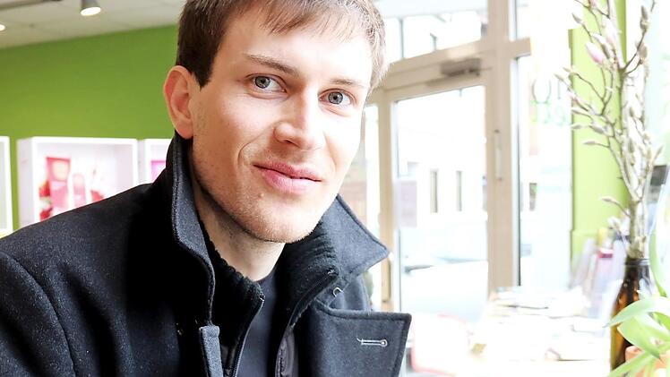 Dominik Biliczky lässt sich eine Linsenlasagne schmecken. Foto: J. Blum