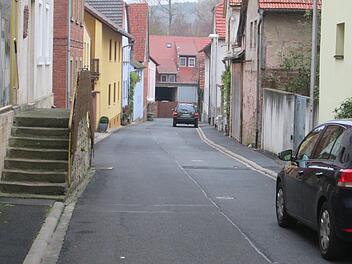 Die Wirtsstraße sowie die Saale- und Hännerstraße in Langendorf sollen im nächsten Jahr saniert werden. Ein Zuschuss-Antrag des Marktes ist bereits an das Amt für Ländliche Entwicklung gestellt.  Foto: Winfried Ehling