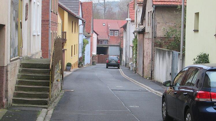Die Wirtsstraße sowie die Saale- und Hännerstraße in Langendorf sollen im nächsten Jahr saniert werden. Ein Zuschuss-Antrag des Marktes ist bereits an das Amt für Ländliche Entwicklung gestellt.  Foto: Winfried Ehling