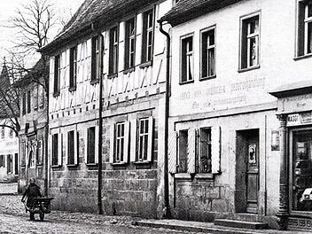 Die Knabenschule in der Hauptstraße, daneben die Spezereihandlung von Heinrich Weiß, bekannt als "Land des Lächelns" (1910) Foto: Heimatverein
