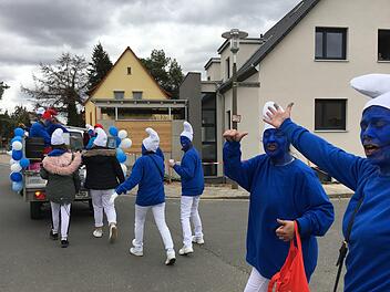 Unverdrossen: Der Faschingszug ind Hallstadt wurde aus Sciherheitsgründen wegen des Sturmes abgesagt, aber diese Hallstadter Fußgruppe ließ es sich nicht nehmen durch die Stadt und zum Sportplatzparkplatz zu laufen. Foto: Anette Schreiber