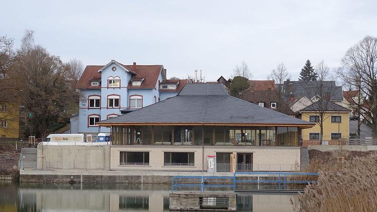 Fast fertig: das neue Bürgerhaus von Wüstenahorn. Die Eröffnung ist für März geplant. Errichtet wurde das Gebäude an der Stelle der ehemaligen Postfiliale.Foto: Jochen Berger