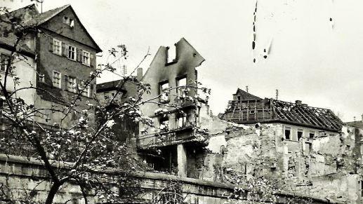 Arg in Mitleidenschaft gezogen wurden die Kaim-Schule und das Haus auf der Kronacher Stadtmauer.Repros: Gerd Fleischmann