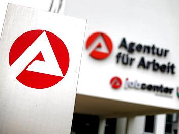 Für Menschen mit ausländischen Wurzeln bestehen viele Hürden, auf dem deutschen Arbeitsmarkt Fuß zu fassen. Bei der Integrationskonferenz des Landkreises Bad Kissingen im Staatsbad Brückenau kamen diese zur Sprache. Foto: Jan Woitas/dpa
