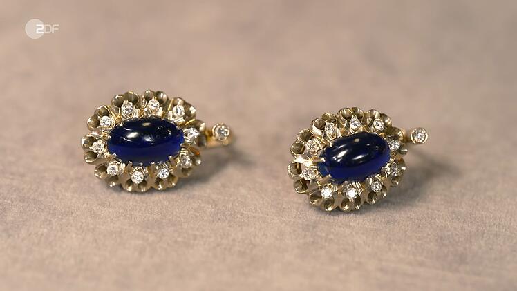 Die Ohrhänger mit Diamanten und Kobaltglas aus den 1980er-Jahren bewertete die Schmuckexpertin mit 650 bis 800 Euro. David Suppes schnappte sich die Schmuckstücke für 760 Euro.