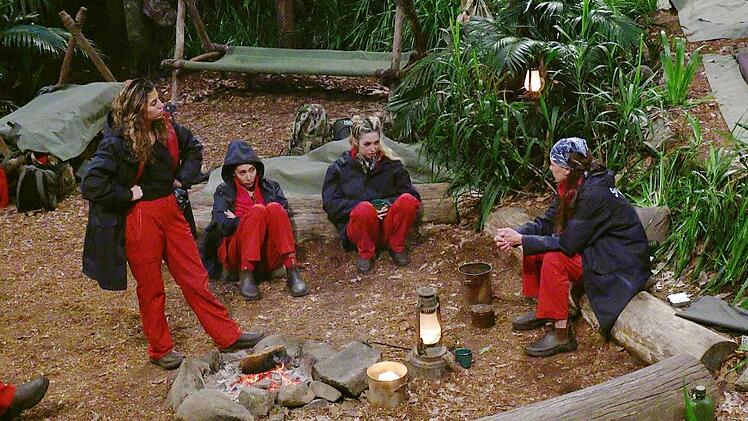 Simone (r.) wurde nach dem Tod ihres Sohnes fies angegangen - die anderen M&uuml;tter im Camp f&uuml;hlen mit.