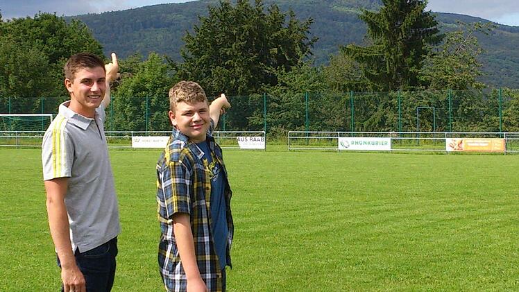 Es tut sich was am Fuße des Kreuzbergs in Sachen Schiedsrichter: Den gewünschten Aufschwung symbolisieren auf unserem Bild der neue Obmann der Schiedsrichtergruppe Bad Kissingen, Alexander Arnold (links), sowie Kevin Rölling, der sich bereits für den Neulingslehrgang Anfang Juli angemeldet hat. Foto: privat