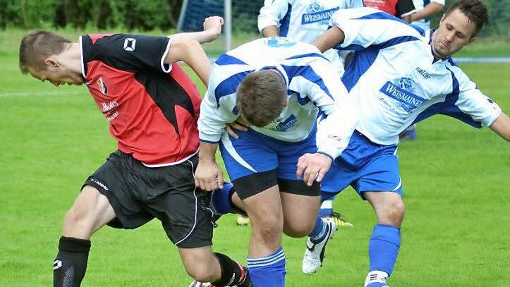 SCW Obermain II - FC Baiersdorf. Um den Ball stochern der Baiersdorfer Fabian Göhl (links) und die Weismainer Daniel Kremer und Michael Hagel (rechts).  Foto: Dieter Radziej