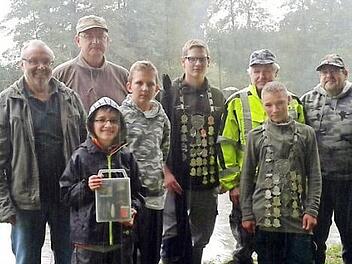 Die Erstplatzierten beim Königsangeln mit den Vereinsvertretern, von links: Zweiter Vorsitzender Siggi Reitz, Vorsitzender Holger Höfer, Dritter Jugendkönig Dominik Deisinger, Jugend-Vizekönig Lasse Seidemann, Anglerkönig Tobias Ehrlich, Vizekönig Wassili Peters, Jugendkönig Nico Bäuerlein und Jugendwart Bernd Meichsner  Foto: Hemut Kistner