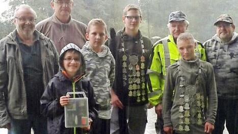 Die Erstplatzierten beim Königsangeln mit den Vereinsvertretern, von links: Zweiter Vorsitzender Siggi Reitz, Vorsitzender Holger Höfer, Dritter Jugendkönig Dominik Deisinger, Jugend-Vizekönig Lasse Seidemann, Anglerkönig Tobias Ehrlich, Vizekönig Wassili Peters, Jugendkönig Nico Bäuerlein und Jugendwart Bernd Meichsner  Foto: Hemut Kistner