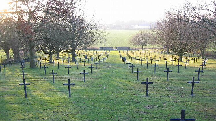 Auf dem Soldatenfriedhof von Wervicq-Süd an der belgischen Grenze ist das Grab von Markus Wiesner - neben 500 anderen.  Foto: Jack Shelden