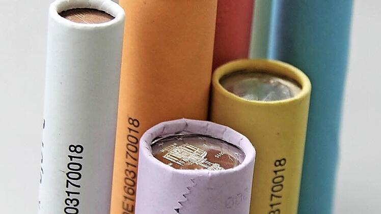 Wer von der Bank Münzrollen holt, muss dafür pro Rolle 25 bis 50 Cent zahlen, egal, ob es sich um Ein-Cent- oder Zwei-Euro-Münzen handelt.  Foto: Friedwald Schedel