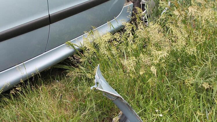 Beim Peugeot wurde der rechte vordere Kotflügel abgerissen.   Foto: Friedwald Schedel