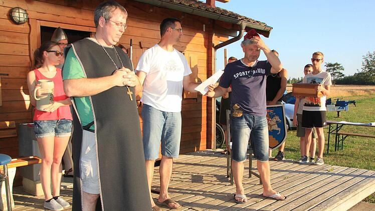 Propst Eberhard, Bürgermeister und Graf von Giech - die drei Hauptakteure des Marktspiels sind wegen der Hitze am Tag der Probe nur teilweise mit den Insignien ihrer Würde versehen. Foto: Matthias Einwag