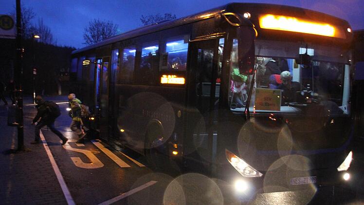 Direkt vor dem Aufgang zur Mittelschule oder doch am Zaun gegenüber? Wo der Bus, der den Zug ersetzt, künftig ständig hält, war am Dienstag noch unklar.Foto: Ralf Kestel