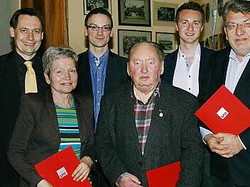 Langjährige Genossen ehrten (hinten von links) Roland Wolfrum, Simon Moritz und Vinzenz Pyka: für 40 Jahre Charlotte Gebhardt (vorne links) und Wolfgang Hoderlein (rechts), für 50-jährige Mitgliedschaft in der SPD Alfred Goller (Mitte). Hoderlein wird zudem für sein umfangreiches politisches Wirken die Helmut-Rothemund-Medaille verliehen. Foto: Klaus Klaschka