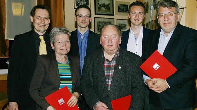 Langjährige Genossen ehrten (hinten von links) Roland Wolfrum, Simon Moritz und Vinzenz Pyka: für 40 Jahre Charlotte Gebhardt (vorne links) und Wolfgang Hoderlein (rechts), für 50-jährige Mitgliedschaft in der SPD Alfred Goller (Mitte). Hoderlein wird zudem für sein umfangreiches politisches Wirken die Helmut-Rothemund-Medaille verliehen. Foto: Klaus Klaschka