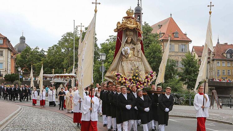 Die "große" Bamberger Muttergottesprozession zieht durch die Straße Am Kranen. Foto: RiegerPress