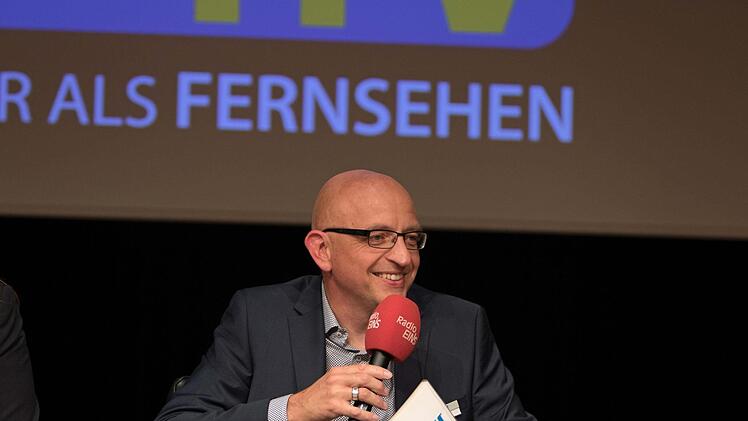 Moderator Oliver Schmidt, Redaktionsleiter des Coburger Tageblatts.