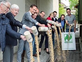 Symbolisch wird die Biogerste für das erste regionale Ökobier gemeinsam von Vertretern des Landkreises und des Projektes mit dem Maßkrug in die Gosse gekippt.  Fotos: Anand Anders