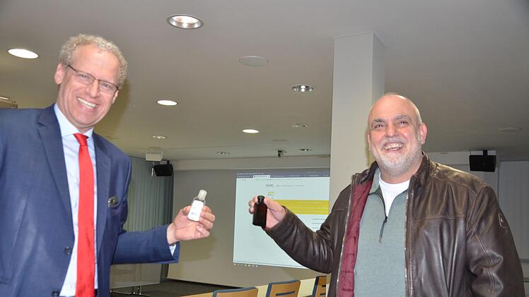 Wahlabend im Zeichen der Corona-Krise: German Hacker und Georgios Halkias mit Desinfektionsmittel.