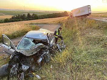 Auf einer Staatsstra&szlig;e bei Dettelbach kam es zu einer frontalen Kollision zwischen zwei Autos. Beide Fahrer wurden eingeklemmt.