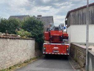 Kein Durchkommen für die Feuerwehrfahrzeuge in der Ledergasse in Aura an der Saale, in der es erst kürzlich zweimal brannte. Foto: Stefanie Kaiser/FFW Aura
