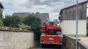 Kein Durchkommen für die Feuerwehrfahrzeuge in der Ledergasse in Aura an der Saale, in der es erst kürzlich zweimal brannte. Foto: Stefanie Kaiser/FFW Aura