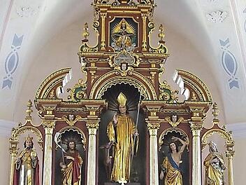 Blick auf den Hochaltar mit dem heiligen Ägidius in Bischofskleidung mit Stab und Hirschkuh in der Mitte der Figurenreihe. Ihn umgeben Johannes der Täufer (links) und Sebastian (rechts) als Heiligenfiguren. An beiden Endseiten sieht man die Diözesanheiligen Heinrich (links) und Kunigunde (rechts). Foto: Heike Schülein