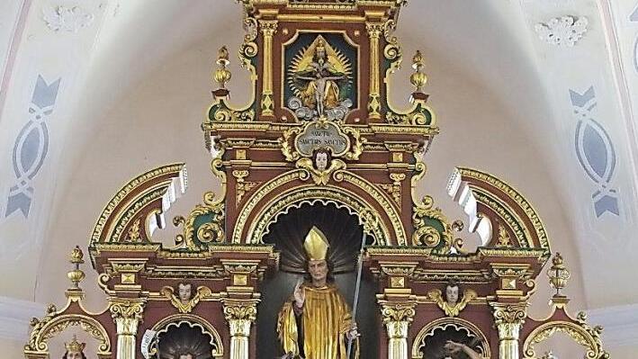 Blick auf den Hochaltar mit dem heiligen Ägidius in Bischofskleidung mit Stab und Hirschkuh in der Mitte der Figurenreihe. Ihn umgeben Johannes der Täufer (links) und Sebastian (rechts) als Heiligenfiguren. An beiden Endseiten sieht man die Diözesanheiligen Heinrich (links) und Kunigunde (rechts). Foto: Heike Schülein