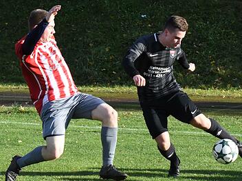Lukas Hochrein von WMP Lauertal und Niklas Zimmermann vom FC Reichenbach duellieren sich um den Ball. Am Ende hatten die Gäste die Nase vorn.  Foto: Hopf
