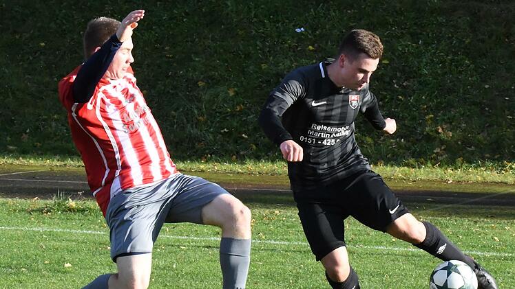 Lukas Hochrein von WMP Lauertal und Niklas Zimmermann vom FC Reichenbach duellieren sich um den Ball. Am Ende hatten die Gäste die Nase vorn.  Foto: Hopf