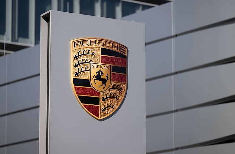 Porsche gibt Börsendebüt und sammelt 9,4 Milliarden Euro ein