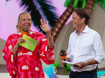 Andrea Kiewel und Co-Moderator Rudi Cerne wurden beim "ZDF-Fernsehgarten" von einem Unwetter überrascht.