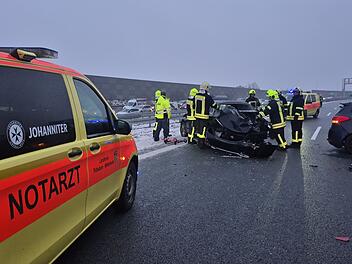 Unfallserie auf glatter A10 mit zahlreichen Verletzten