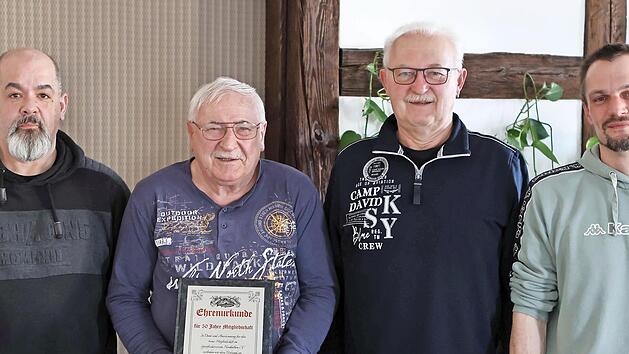 Die beiden St&uuml;tzen des Fischervereins Nordhalben, Dieter Radlo (2. von links) und Armin Lorenz (2. von rechts), wurden in der Jahreshauptversammlung f&uuml;r 50-j&auml;hrige Mitgliedschaft geehrt. Die Ehrungen nahmen Vorsitzender Peter Behrschmidt (rechts) ...