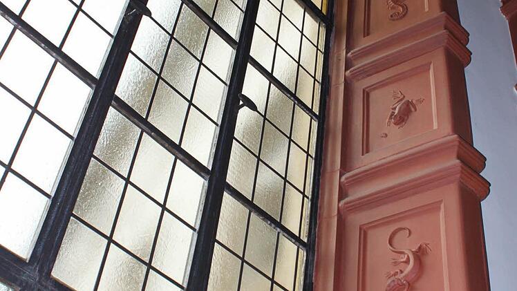 Fast wie in einer Kathedrale, eines der großen Fenster im Foyer.