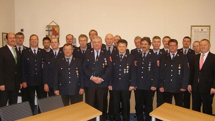 Viele Oberleichtersbacher Feuerwehrler erhielten Auszeichnungen. Foto: Wolfgang Saam