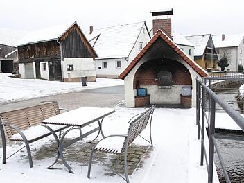 Die östliche Seite der Dorfstraße ist schon ausgebaut. Jetzt sollen die Bürger dafür zur Kasse gebeten werden.  Foto: Josef Hofbauer