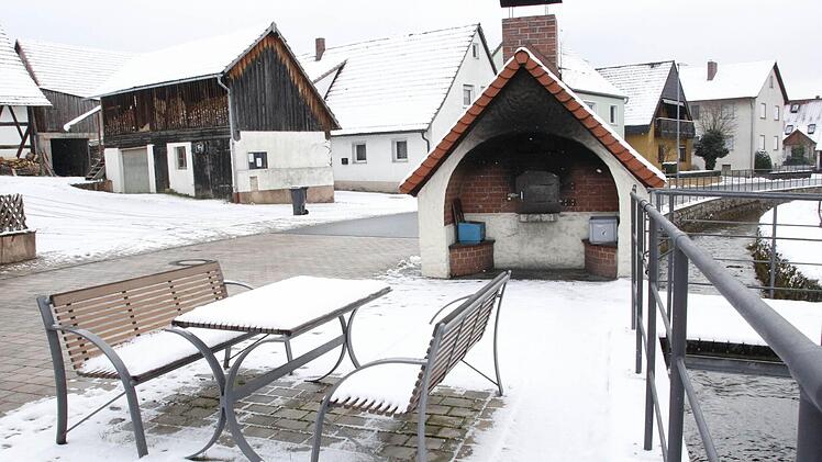 Die östliche Seite der Dorfstraße ist schon ausgebaut. Jetzt sollen die Bürger dafür zur Kasse gebeten werden.  Foto: Josef Hofbauer