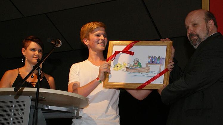 Ein vom ersten Schülersprecher selbstgemaltes Bild überreichten im Namen der Schülermitverwaltung Janik Bisevac und Michelle Viernekes an ihren scheidenden Direktor.