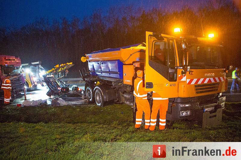 Sattelschlepper kracht in Baustellenabsicherung auf der A9