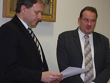 Bürgermeister Klaus Löffler (links) nahm in der jüngsten Gemeinderatssitzung die Vereidigung des neuen Mitglieds Peter Grüdl (SPD) vor. Foto: Heike Schülein
