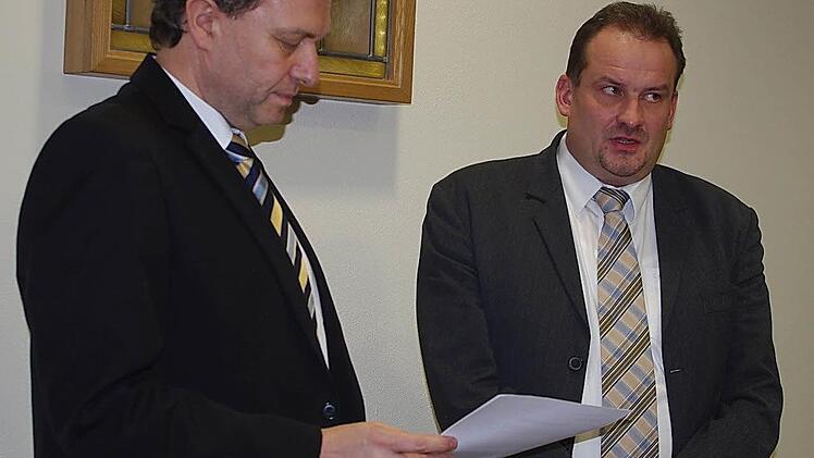 Bürgermeister Klaus Löffler (links) nahm in der jüngsten Gemeinderatssitzung die Vereidigung des neuen Mitglieds Peter Grüdl (SPD) vor. Foto: Heike Schülein