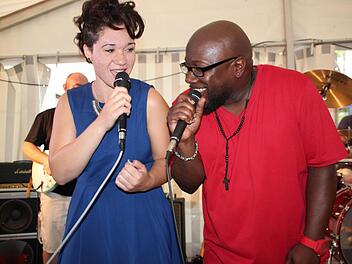 Herzergreifend: Orange Shakers-Sänger Larry Rayford singt mit seiner Tochter Vanessa die Soul-Ballade "Cruisin". Ob es dazu auch am 7. Mai im Tecnet-Zentrum in Burkersdorf kommt? Foto: Stephan Stöckel