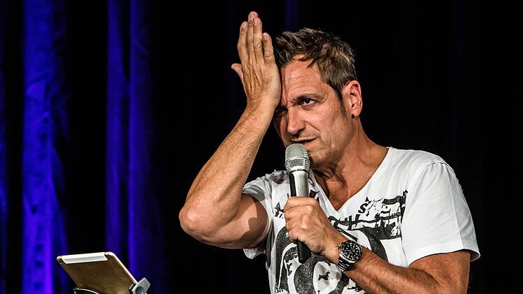 Wortgewandt und unterhaltsam : Dieter Nuhr gastierte im Coburger Kongresshaus. Foto: Jochen Berger