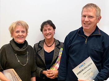 CSU-Ortsvorsitzende Gudrun Heil-Franke (Mitte) ehrte mit Doris Vogel ein Urgestein der Partei. Seit 25 Jahren ist zudem Johannes Pikarski Mitglied. Foto: Peter Rauch