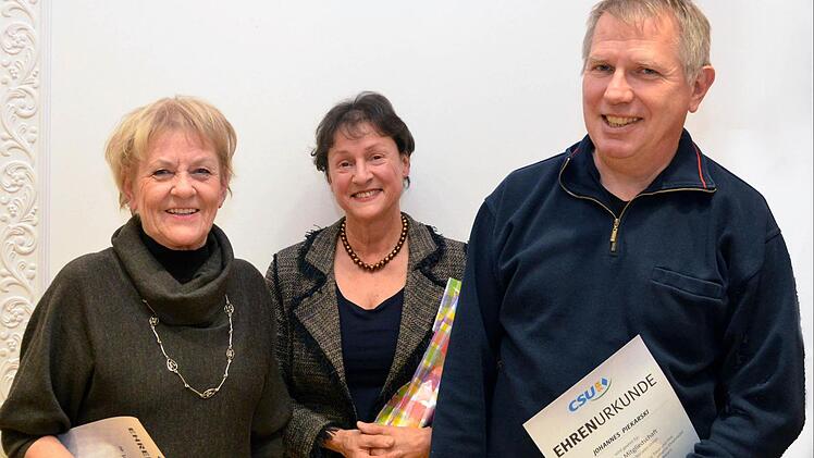 CSU-Ortsvorsitzende Gudrun Heil-Franke (Mitte) ehrte mit Doris Vogel ein Urgestein der Partei. Seit 25 Jahren ist zudem Johannes Pikarski Mitglied. Foto: Peter Rauch