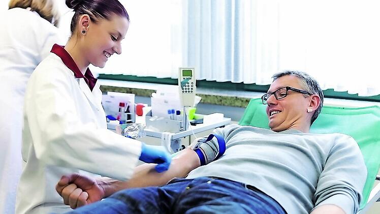 Tut gar nicht weh und hilft anderen: eine Blutspende. 89 Termine sind fürs Jahr 2017 im Landkreis angesetzt (wie 2016).  Foto: BSD des BRK/Guido Rehme